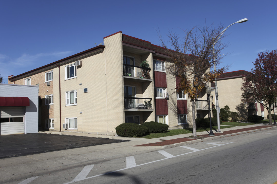 110 N Cass Ave in Westmont, IL - Foto de edificio