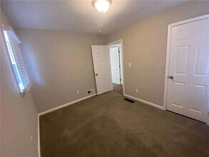 2490 Brentwood Rd in Decatur, GA - Foto de edificio - Building Photo