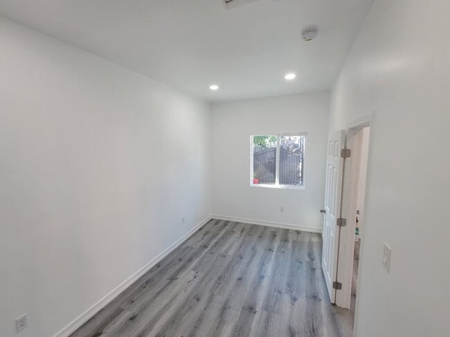 713 3/4 W 57th st in Los Angeles, CA - Building Photo - Building Photo