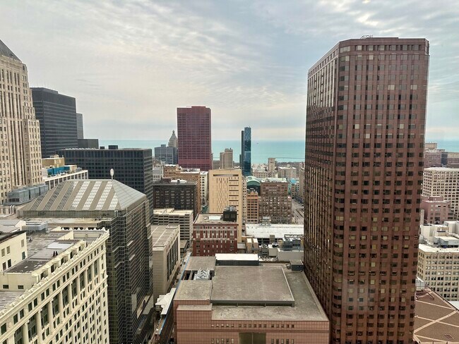 235 W Van Buren St in Chicago, IL - Foto de edificio - Building Photo