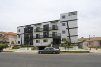 7228 Amigo Ave in Reseda, CA - Foto de edificio - Building Photo