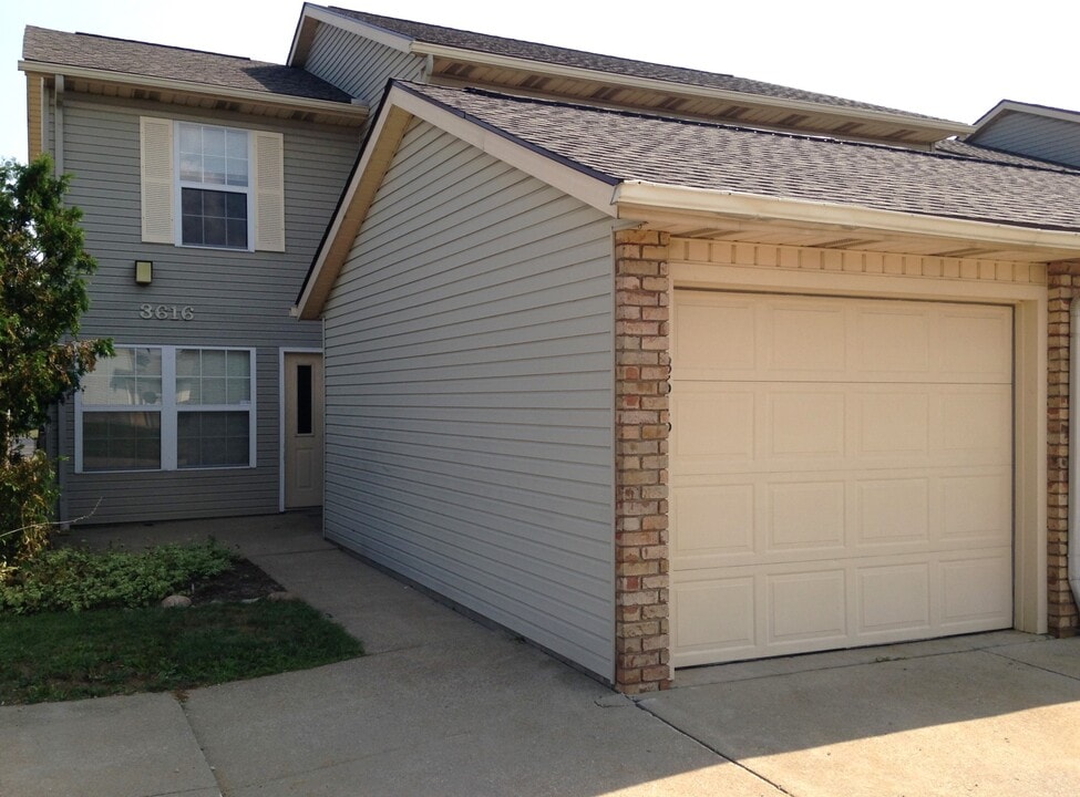 3616 Harris Ave NW in Canton, OH - Foto de edificio