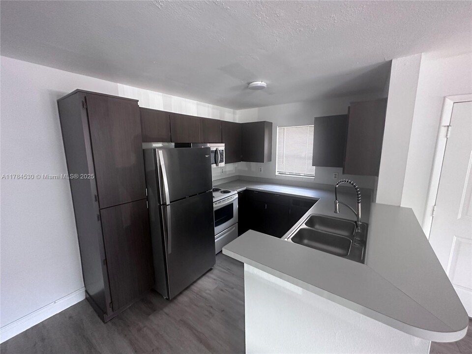 4066 NW 87th Ave in Sunrise, FL - Building Photo