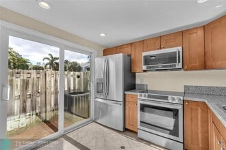 2541 NE 15th St in Pompano Beach, FL - Building Photo - Building Photo