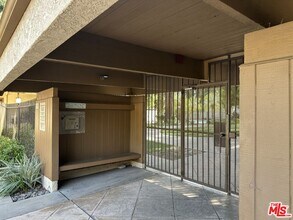 22330 Victory Blvd in Los Angeles, CA - Building Photo - Building Photo
