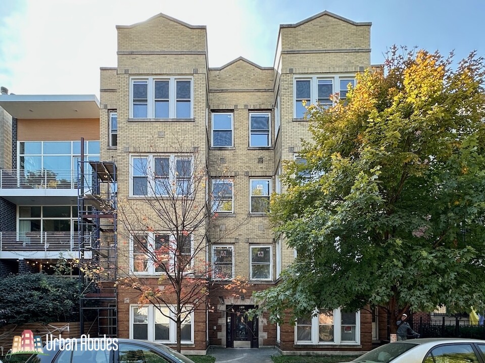 2439 W Walton St, Unit A03C in Chicago, IL - Building Photo