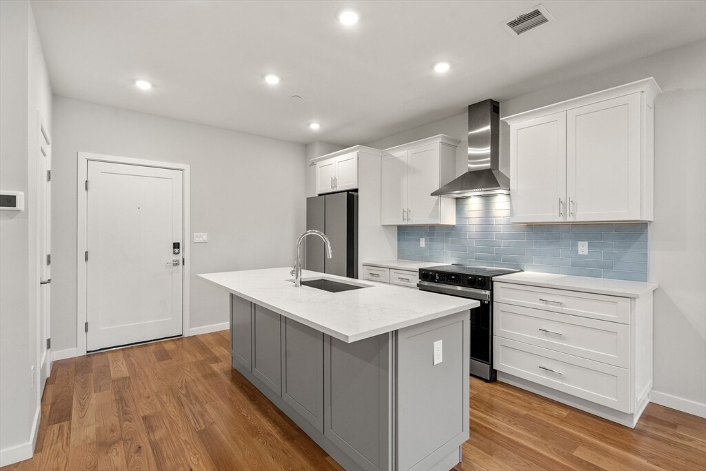 267 Old Colony Ave in Boston, MA - Building Photo