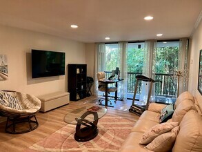 911 N Kings Rd, Unit 111 in West Hollywood, CA - Building Photo - Building Photo
