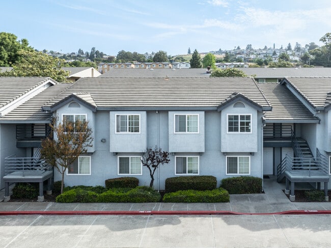 Julius Manor in San Leandro, CA - Building Photo - Building Photo