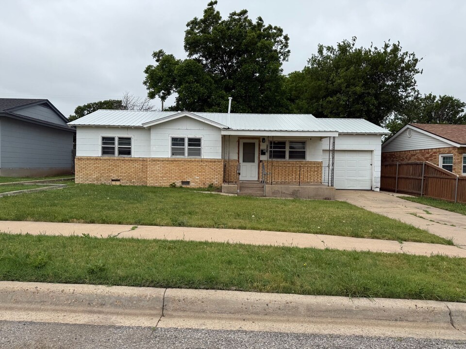 821 N Dwight St in Pampa, TX - Building Photo