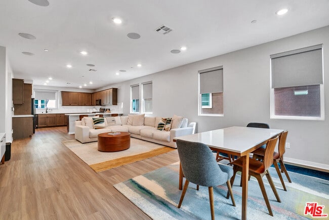515 Daniel Freeman Cir in Inglewood, CA - Building Photo - Building Photo