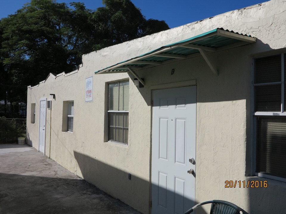 1177 NW 30th St in Miami, FL - Building Photo