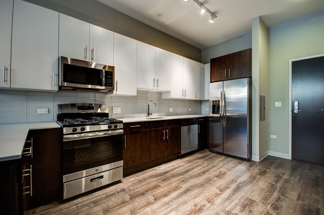 842 W Grand Ave in Chicago, IL - Building Photo - Building Photo