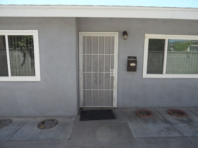 300 1/2-204 1/2 E Mills Dr in Anaheim, CA - Building Photo - Building Photo