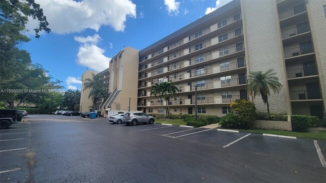 3300 W Rolling Hills Cir in Davie, FL - Building Photo - Building Photo