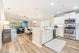 975 Tarpon Cove Dr in Naples, FL - Building Photo