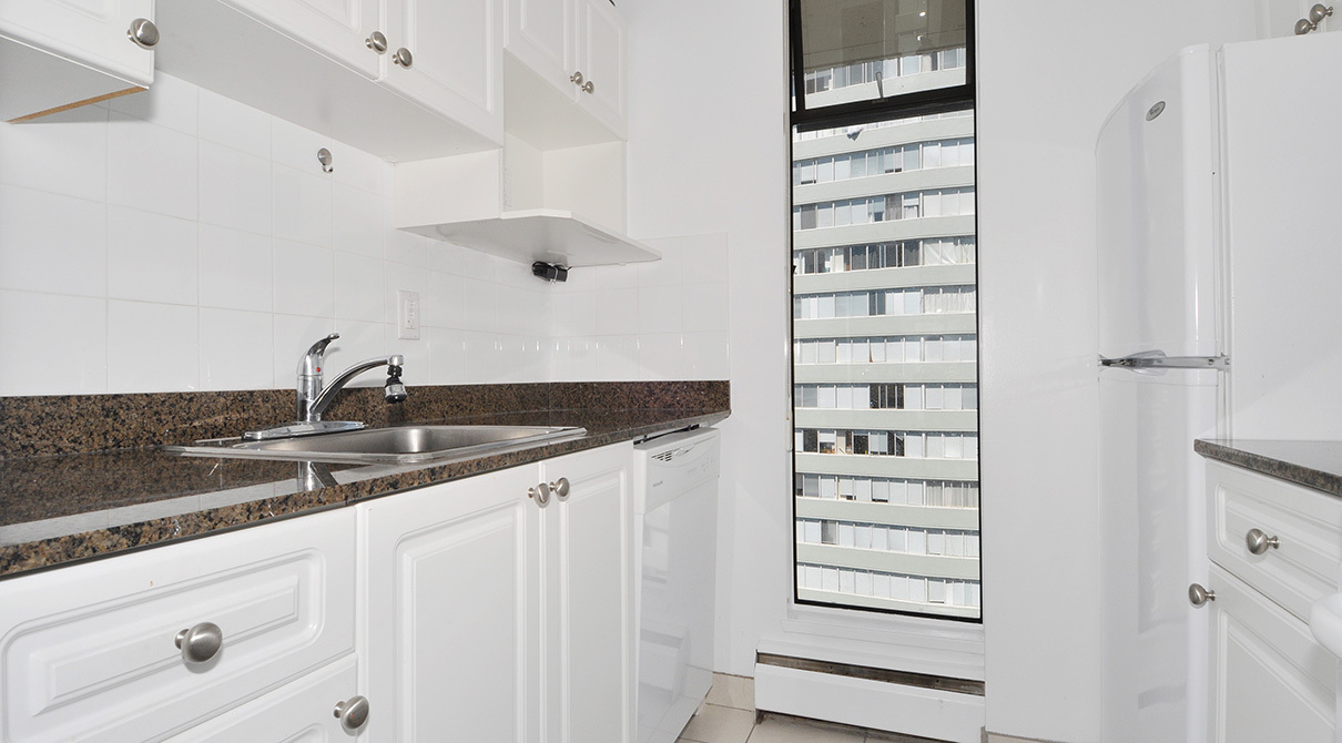 2040 Nelson St in Vancouver, BC - Building Photo