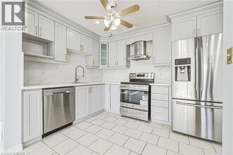 41 Pinewoods Dr in Hamilton, ON - Building Photo - Building Photo