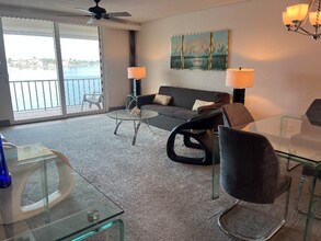 7910 Sun Island Dr S in South Pasadena, FL - Building Photo - Building Photo