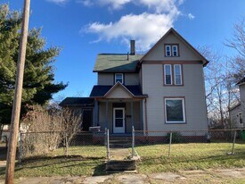 736 S Seneca Ave in Alliance, OH - Building Photo