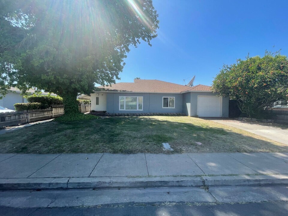 125 N Elm Ave in Ripon, CA - Building Photo