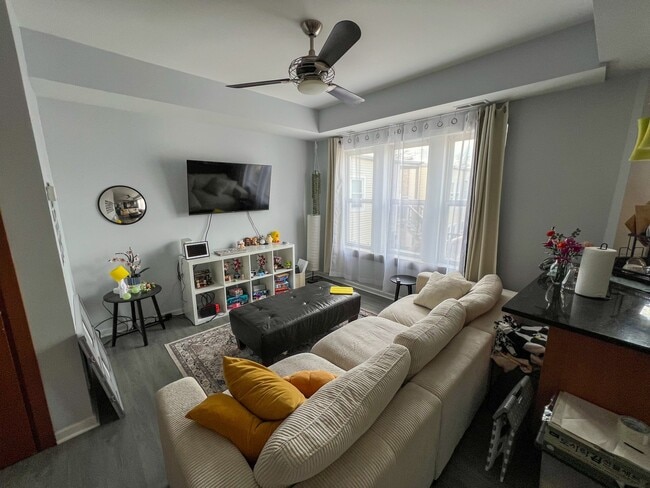 6421 N Greenview Ave, Unit 3E in Chicago, IL - Foto de edificio - Building Photo