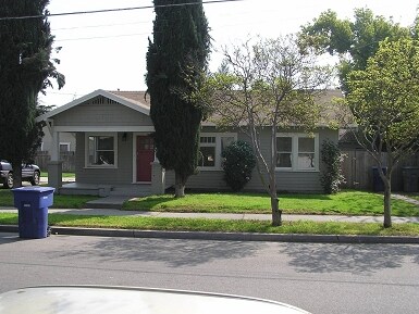 1220-1240 E Floradora Ave in Fresno, CA - Foto de edificio - Building Photo