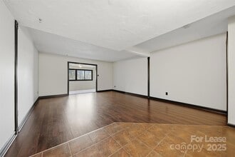 2705 N Center St in Hickory, NC - Foto de edificio - Building Photo