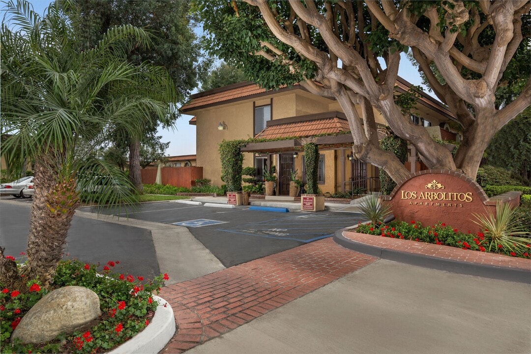 Los Arbolitos Huntington Beach Apartments in Huntington Beach, CA - Building Photo