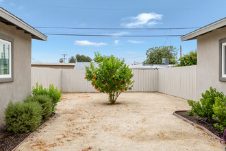 1100-1154 N Mollison Ave in El Cajon, CA - Foto de edificio - Building Photo