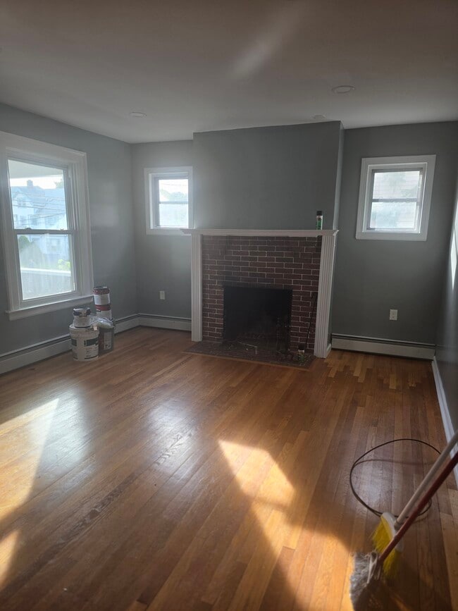 31 Harrison St, Unit 1st Fl Fantastic Place in New Britain, CT - Building Photo - Building Photo