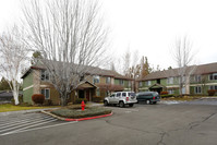 Spring Pines Apartments in Bend, OR - Foto de edificio - Building Photo