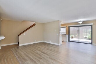 8750 Villa La Jolla Dr in San Diego, CA - Building Photo - Building Photo