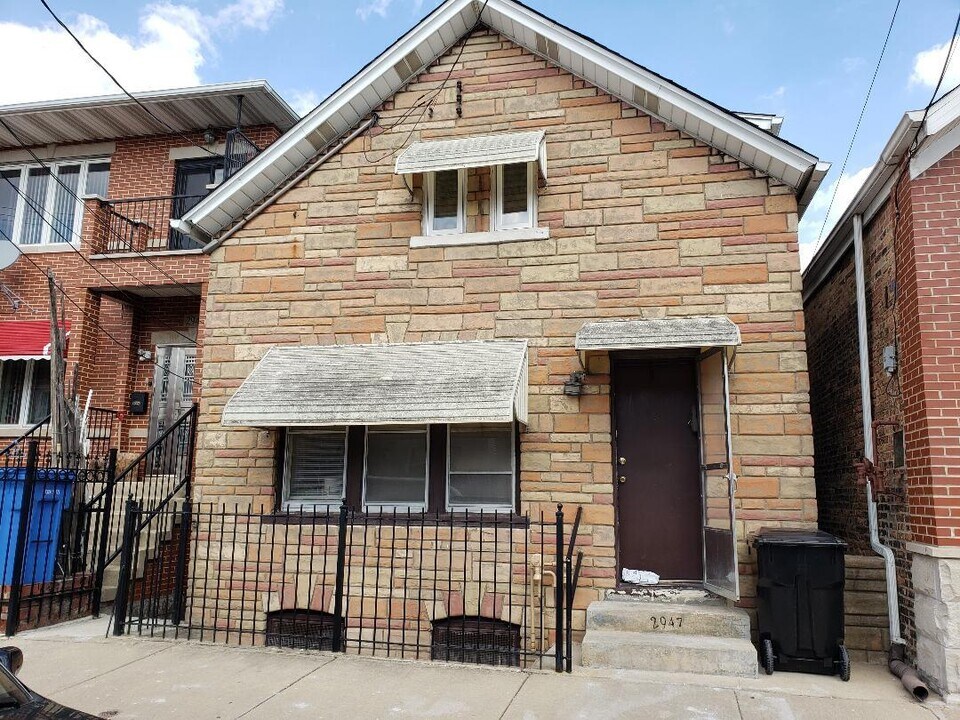 2947 S Keeley St in Chicago, IL - Building Photo