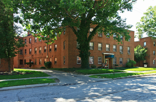 Edgewater Apartment Complex in Lakewood, OH - Building Photo - Building Photo