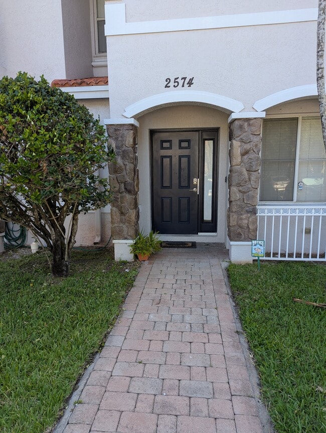 2574 SW 82nd Ave in Miramar, FL - Building Photo - Building Photo