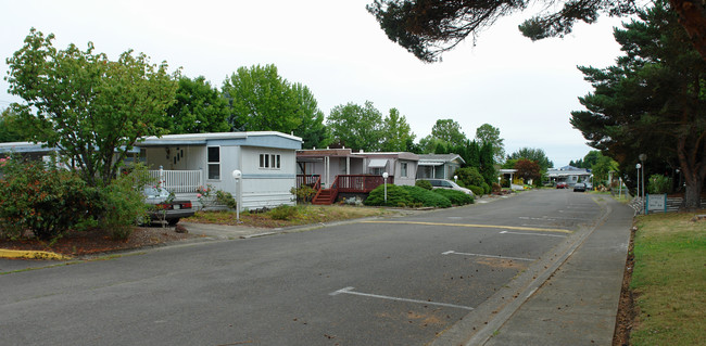 555 N Danebo Ave in Eugene, OR - Foto de edificio - Building Photo