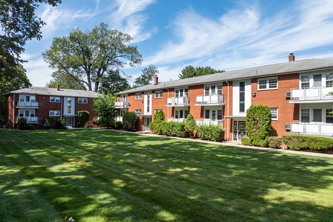 Buckingham Court Gardens in Nanuet, NY - Foto de edificio - Building Photo