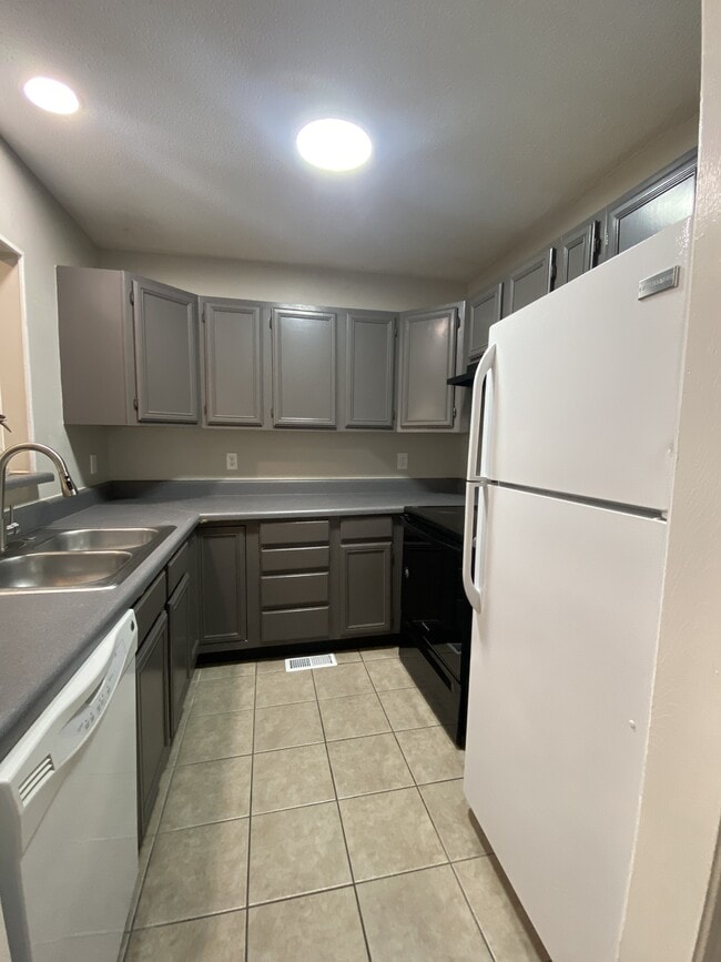 145 Viking Dr in Calhoun, GA - Building Photo - Building Photo