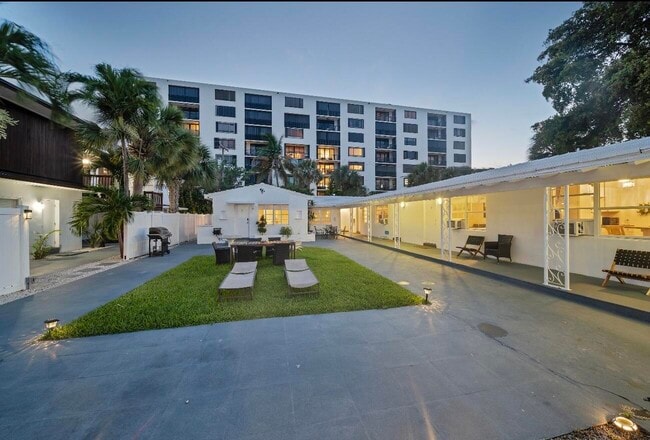 2307 N Ocean Blvd in Fort Lauderdale, FL - Foto de edificio - Building Photo