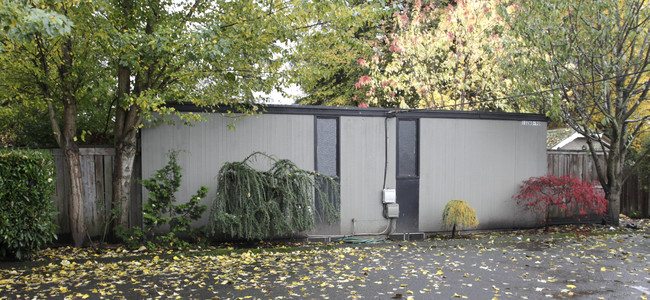 13260 SW Farmington Rd in Beaverton, OR - Foto de edificio - Building Photo