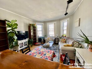 1572 Commonwealth Ave, Unit 8 in Boston, MA - Building Photo - Building Photo