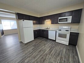 370 Clymer Rd in Hiawatha, IA - Building Photo