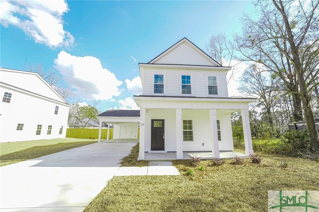 123 Camellia St in Richmond Hill, GA - Building Photo