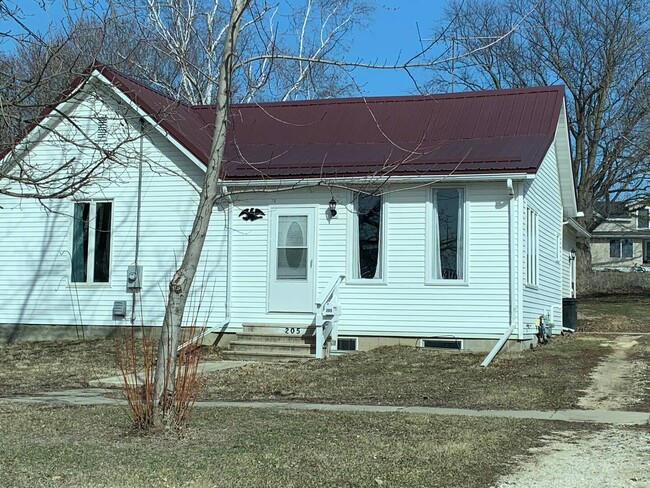 property at 205 S Walnut St