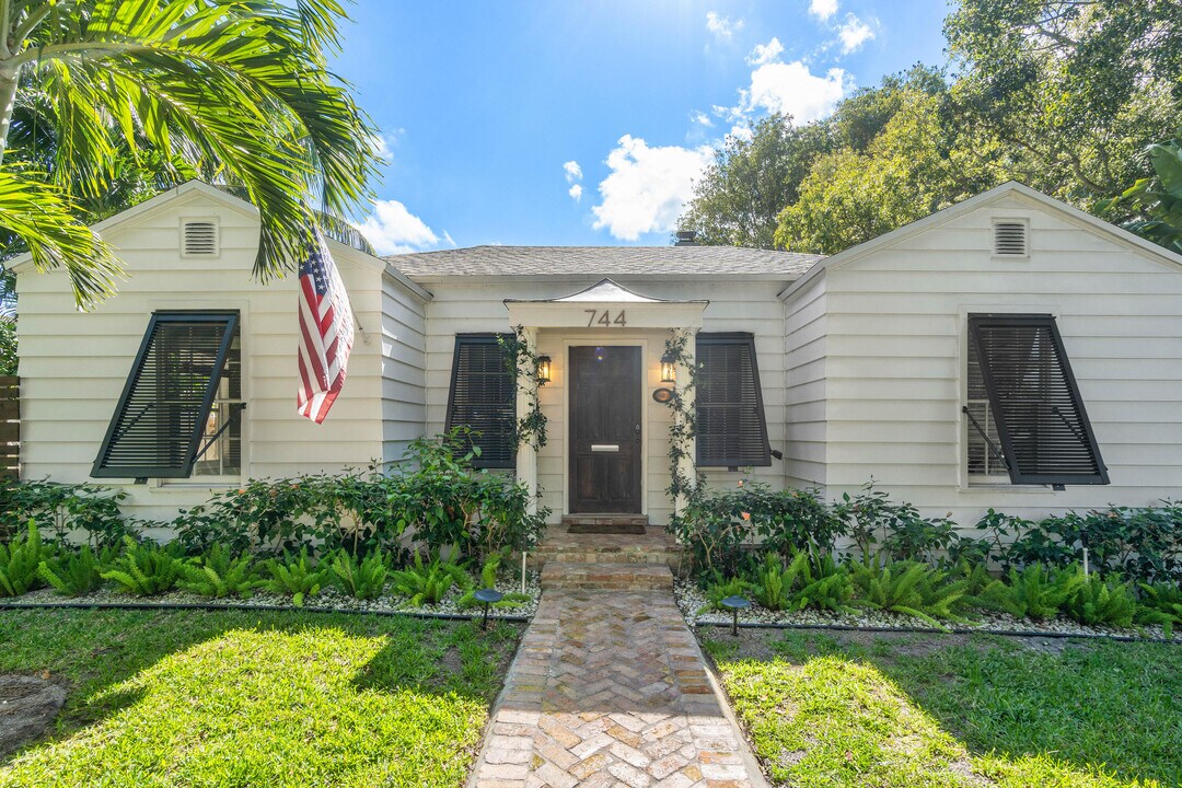 744 Sunset Rd in West Palm Beach, FL - Building Photo