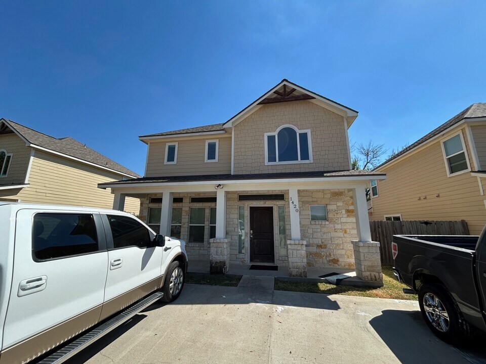 1420 Holleman Dr in College Station, TX - Building Photo