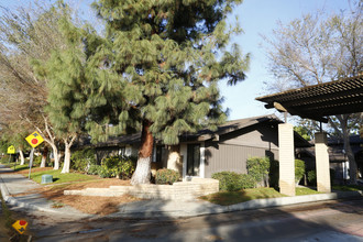 El Rio Gardens in Bakersfield, CA - Building Photo - Building Photo