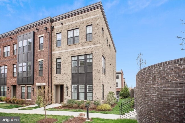 7551 Sawyer Farm Wy in McLean, VA - Foto de edificio - Building Photo
