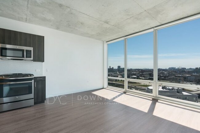 702 N Milwaukee Ave in Chicago, IL - Building Photo - Building Photo